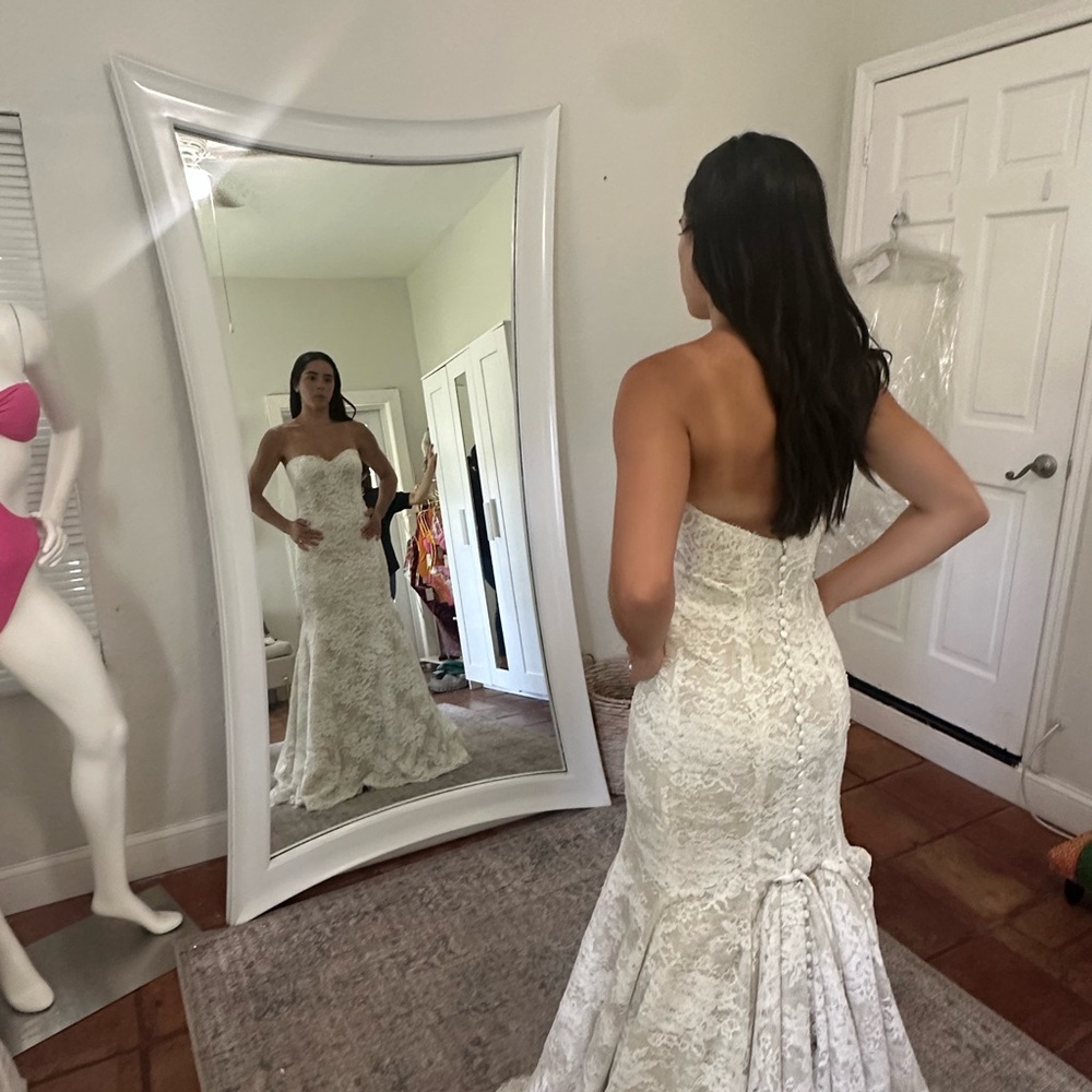 Monique lHuillier Wedding Dress - Picture 4 of 4